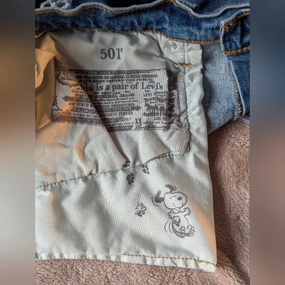 Levi's Peanuts Snoopy 501 Denim Cutoff Shorts - Picture 3 of 4